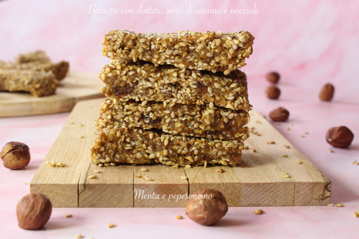 Barrette con datteri, semi di sesamo e nocciole
