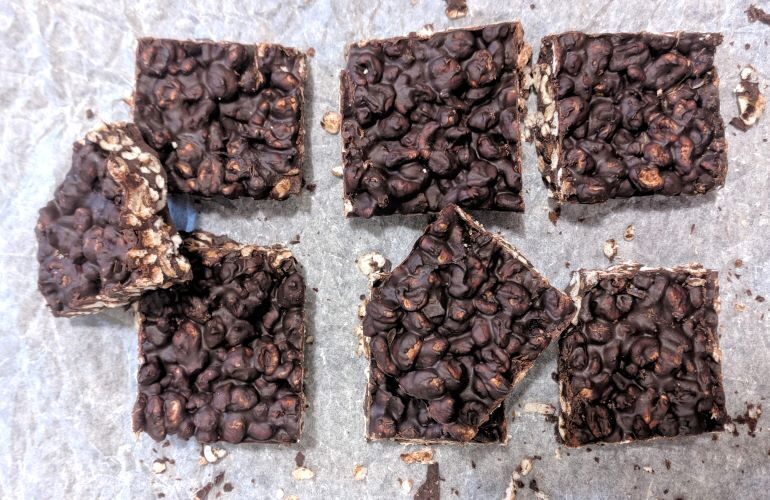 Barrette di cioccolato fondente con fiocchi di farro e fondi del caffè
