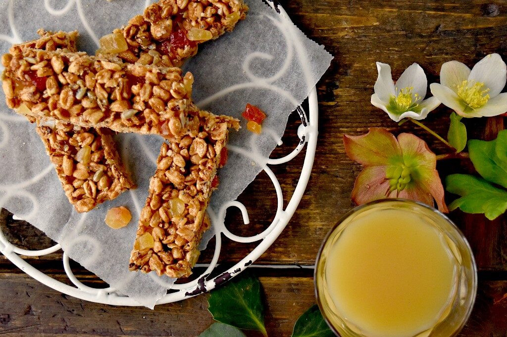 Barrette di grano soffiato con miele, frutta e semi