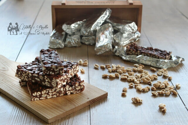 Barrette energetiche al cioccolato con farro soffiato e frutta secca