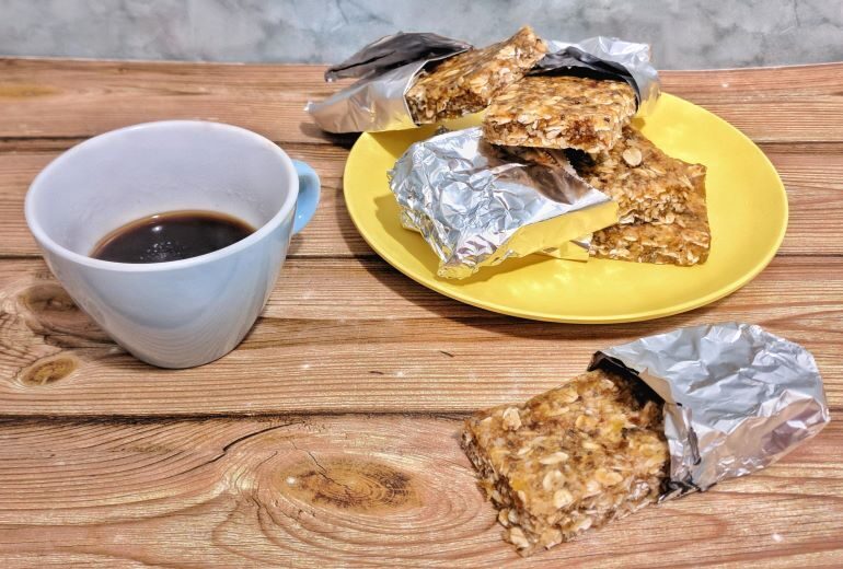 Barrette energetiche vegan con avena e frutta secca senza zucchero e senza burro