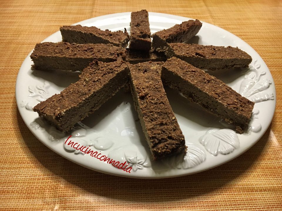 Barrette proteiche alla banana cioccolato e cocco fatte in casa