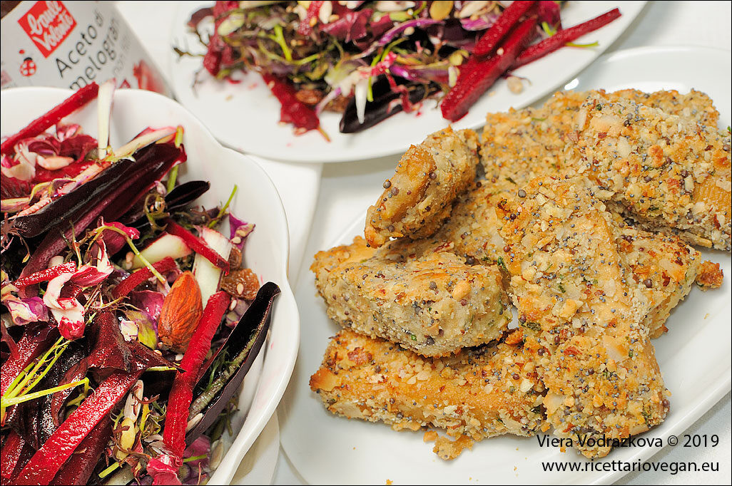 Bastoncini di tofu al forno e insalata rossa