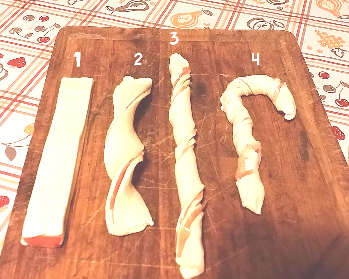 Bastoncini Natalizzi di pasta sfoglia e speck