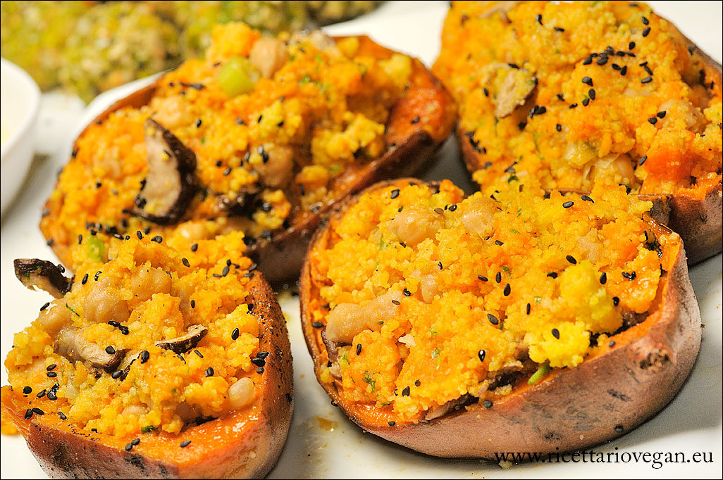 Batate ripiene di ceci, shiitake e couscous