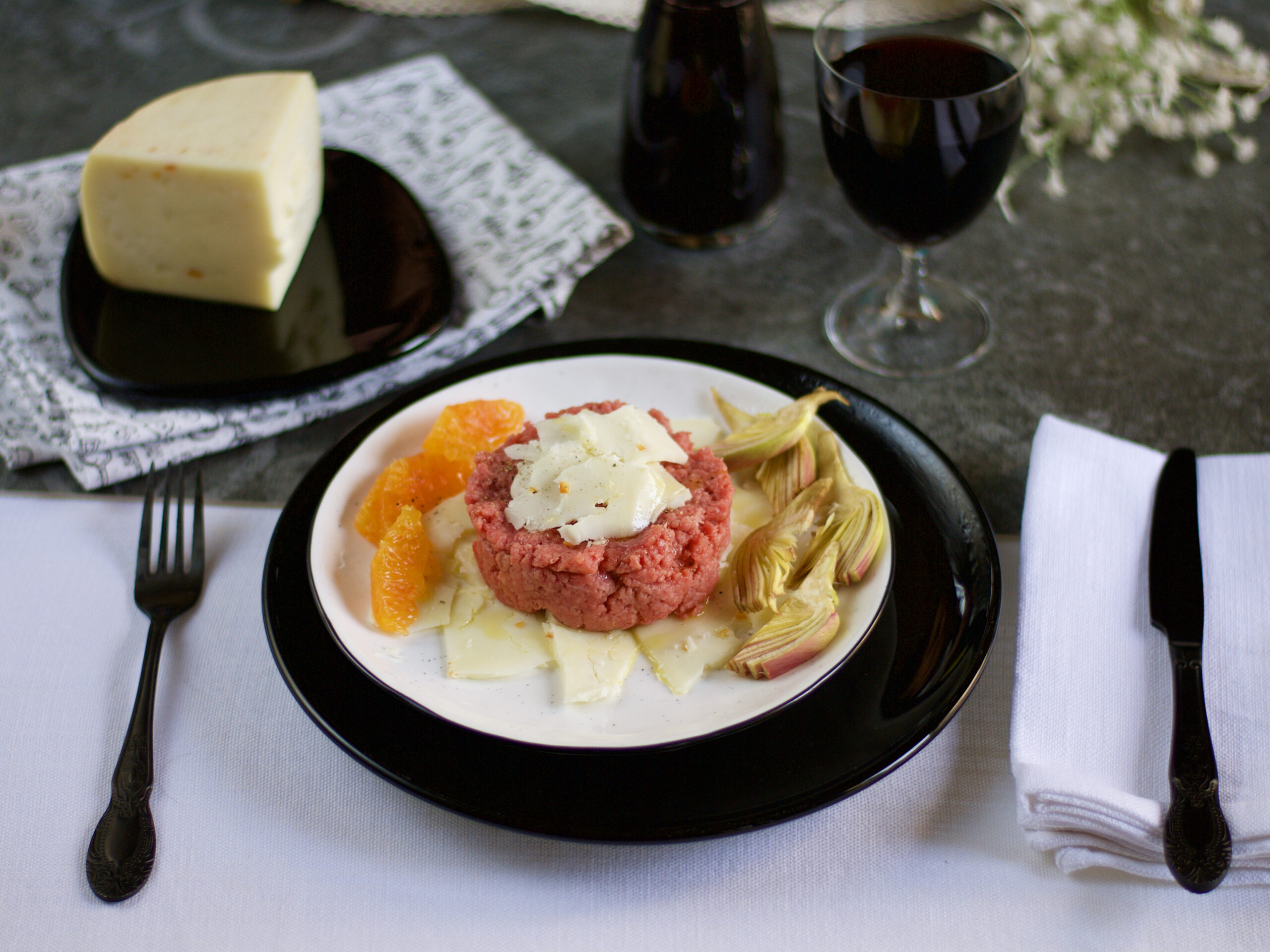 Battuta di chianina con petali di tesoro