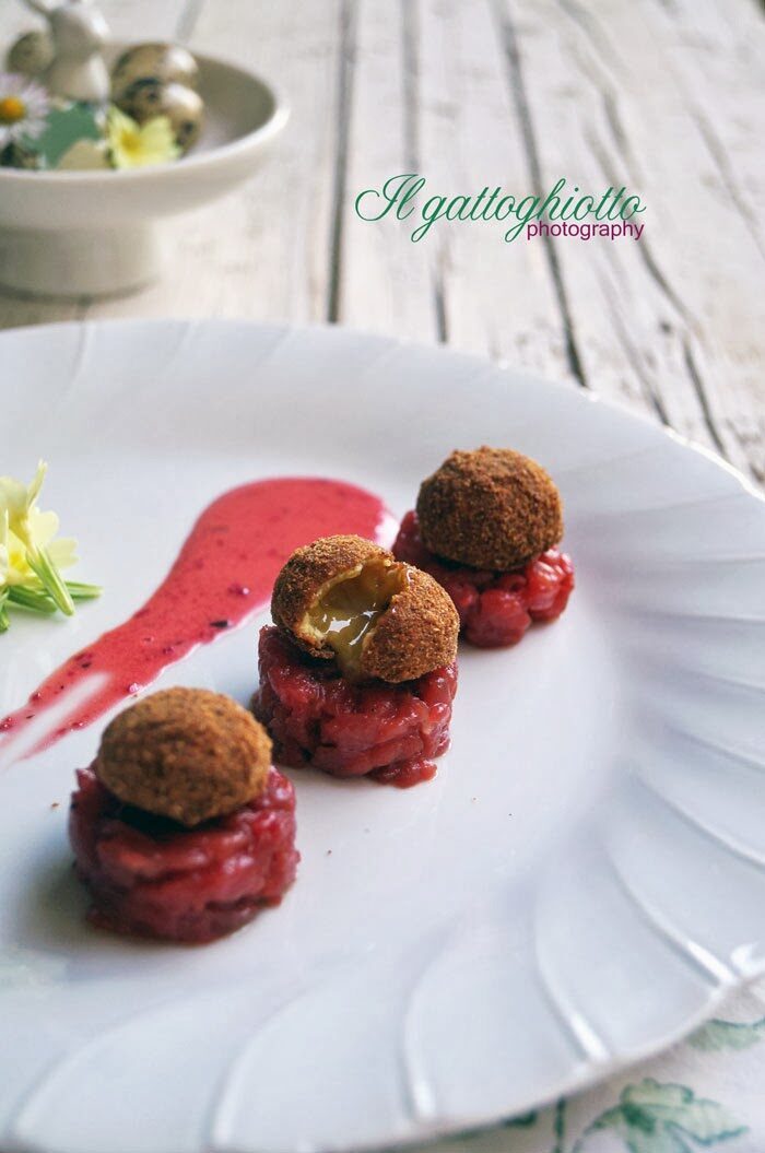 Battuta di fassona al coltello con tuorlo di uovo di quaglia fritto e mayonnaise alla barbabietola