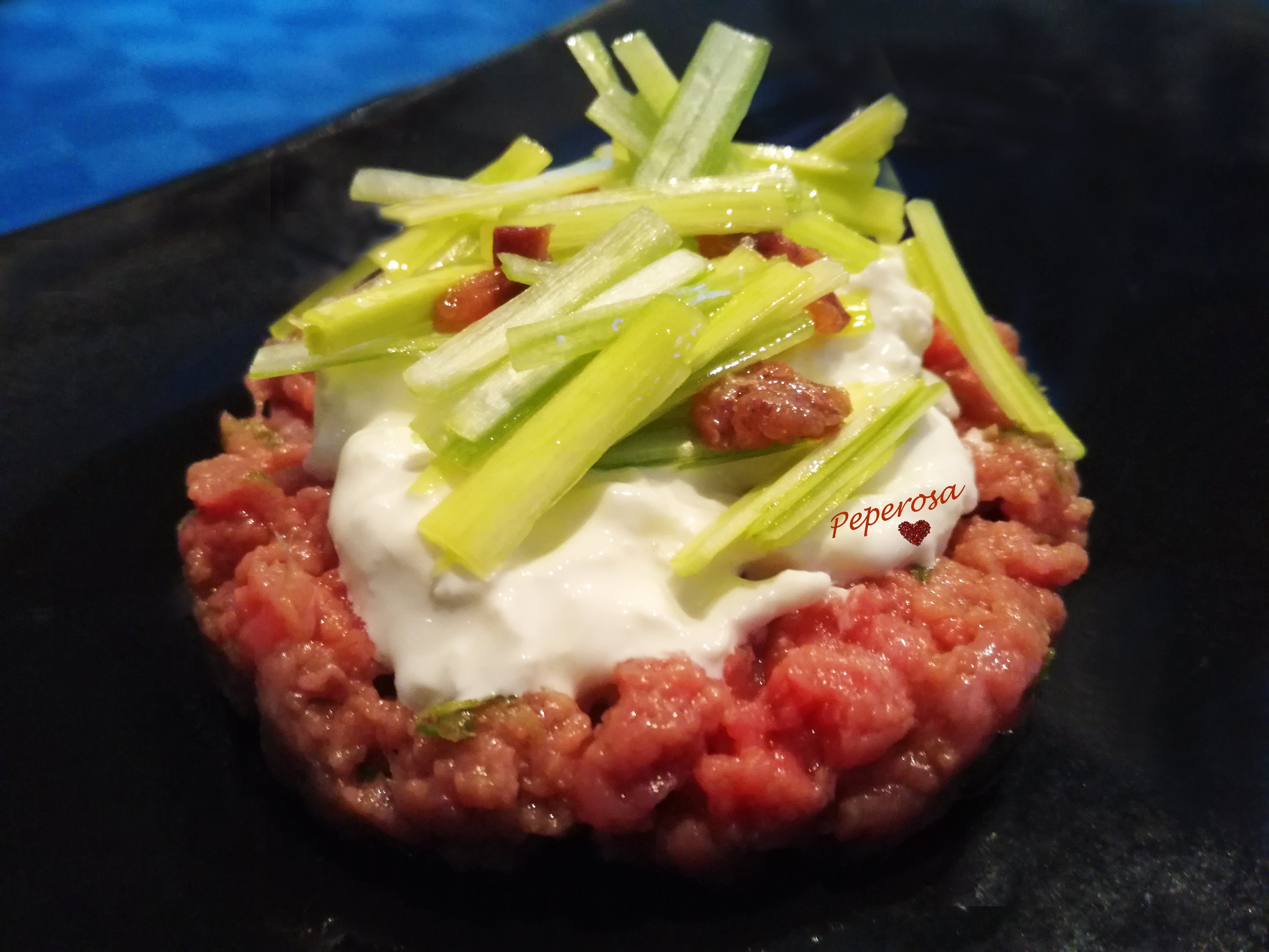 Battuta di manzo con stracciatella e porro