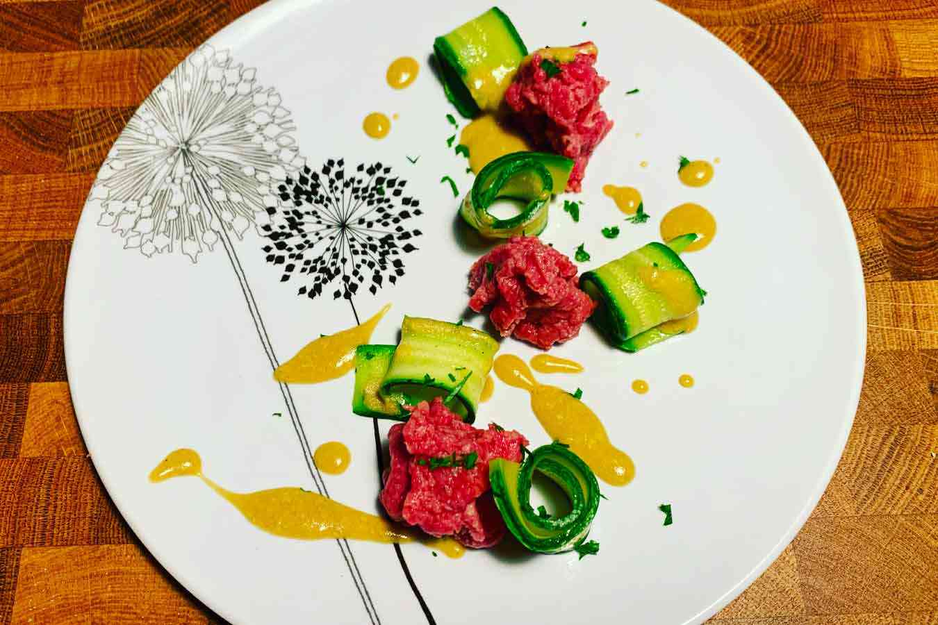 Battuta di manzo, zucchine e salsa di senape