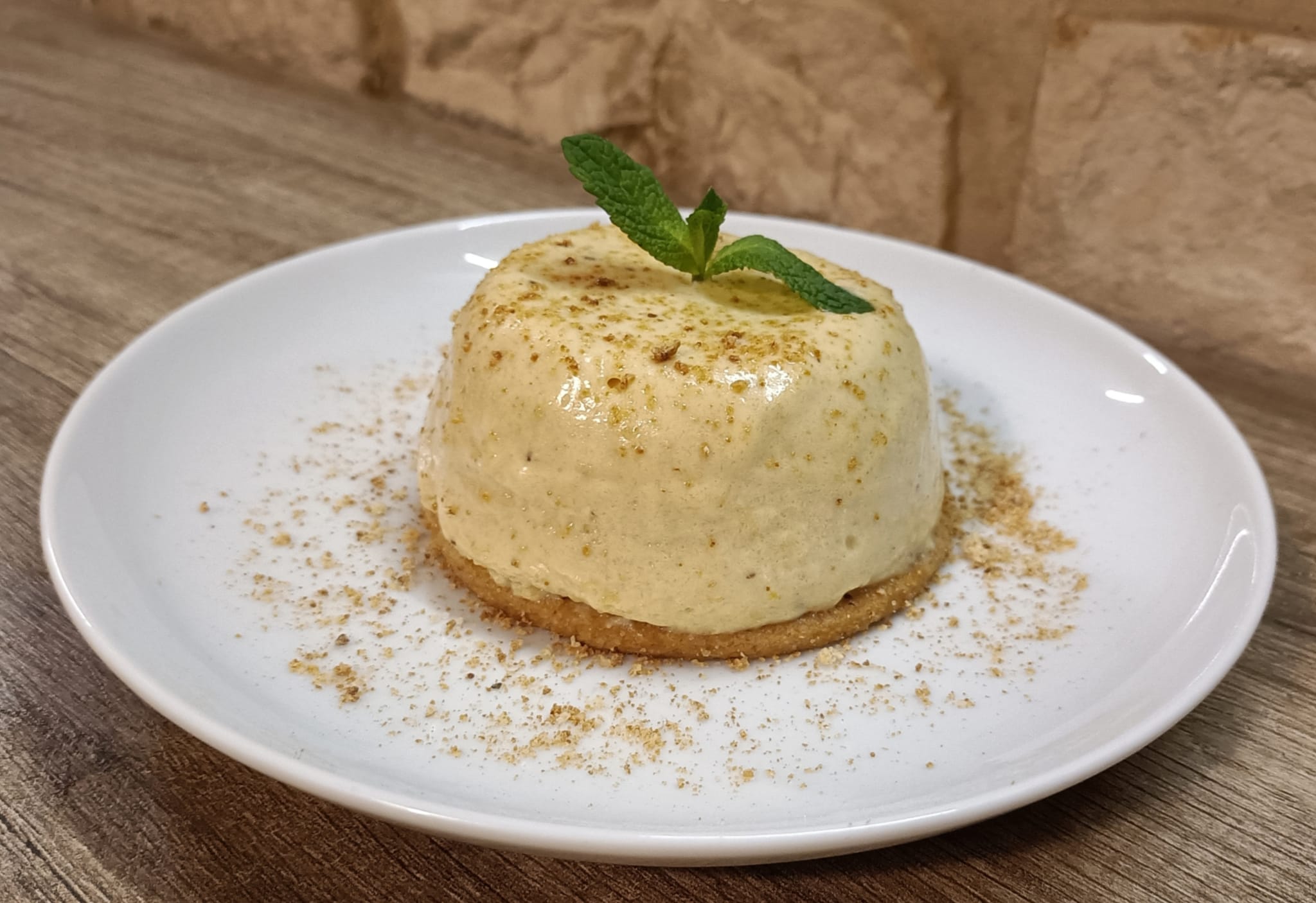 Bavarese ai cachi su biscotto di pasta frolla fatto con gli amaretti: ricetta