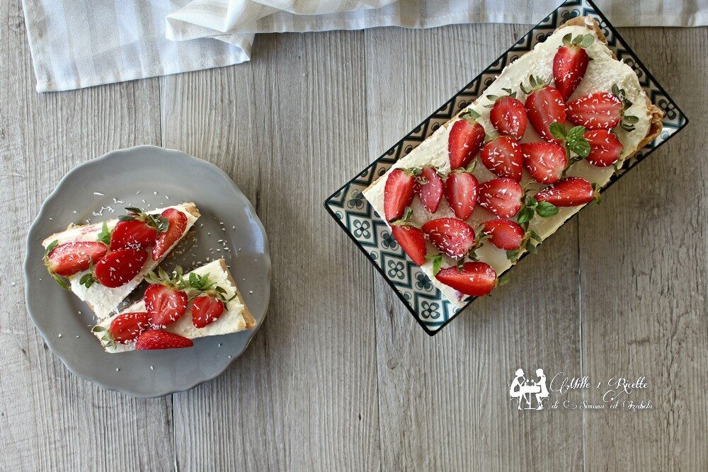 Bavarese al cocco con fragole e base biscottata al rum