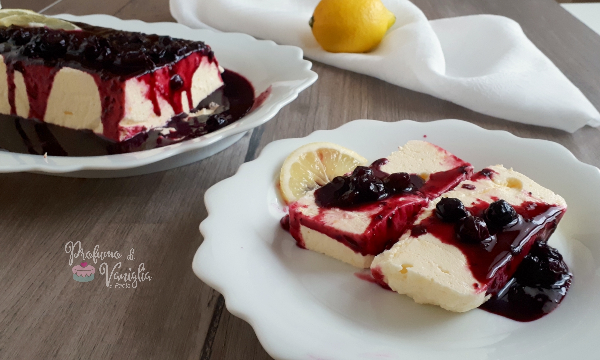 Bavarese al limone con salsa di mirtilli