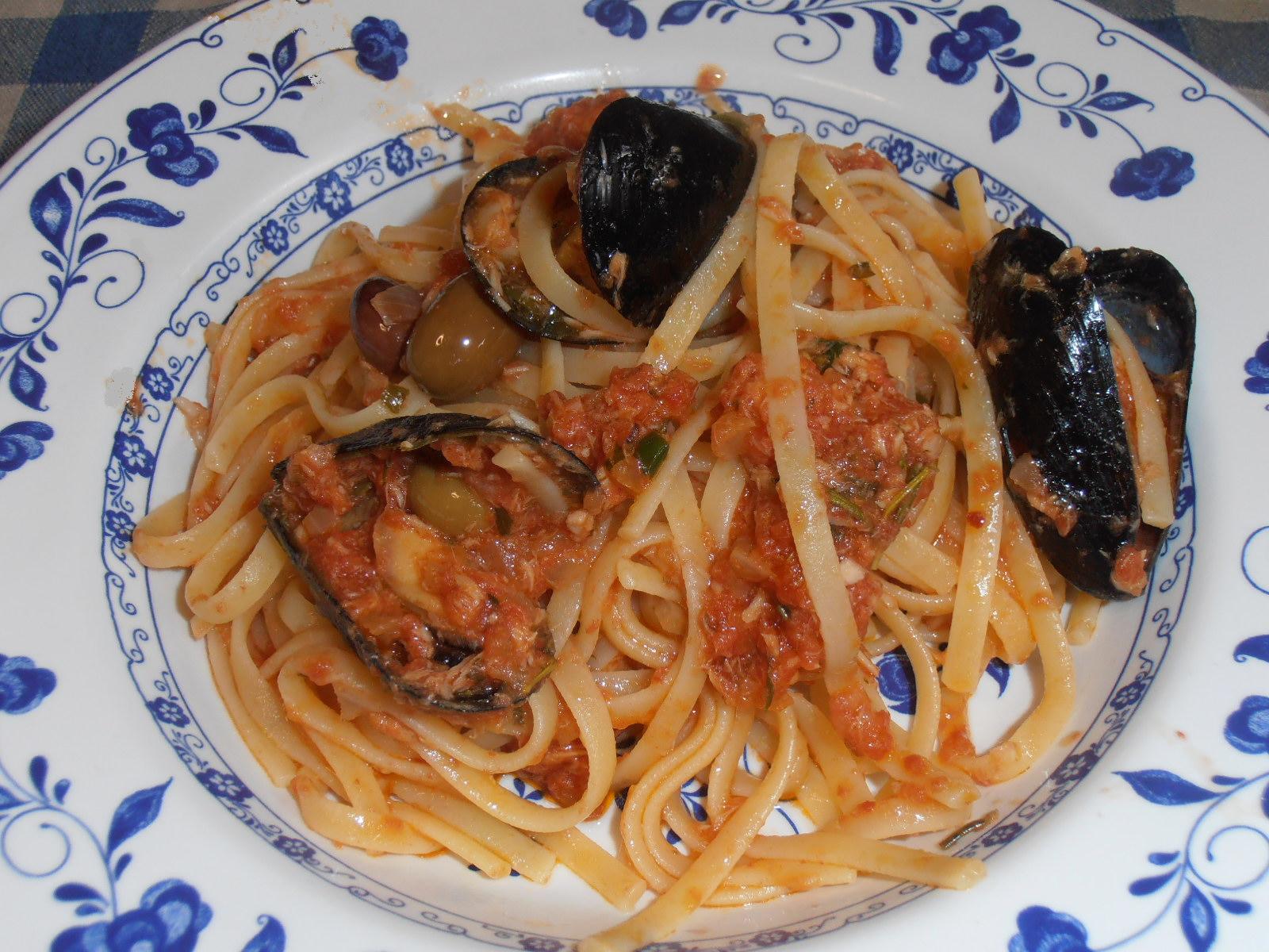 Bavette al sugo di tonno,cozze e olive taggiasche.