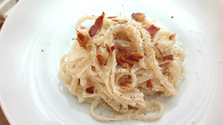 Bavette alla salsa di noci e briciole di bacon croccante