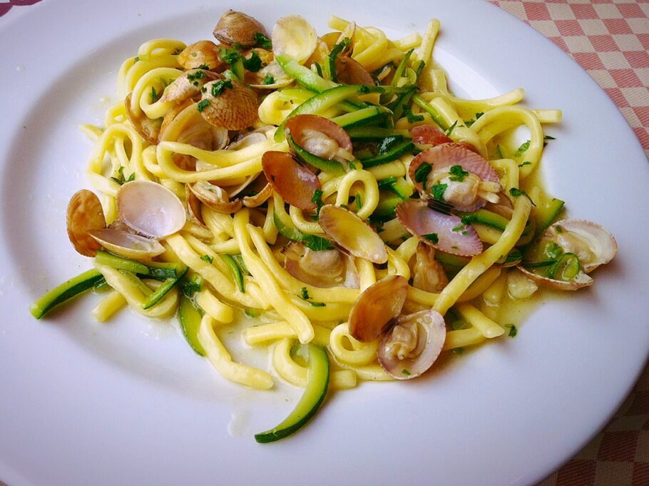 Bavette vongole e zucchine, mare e terra sulla tavola