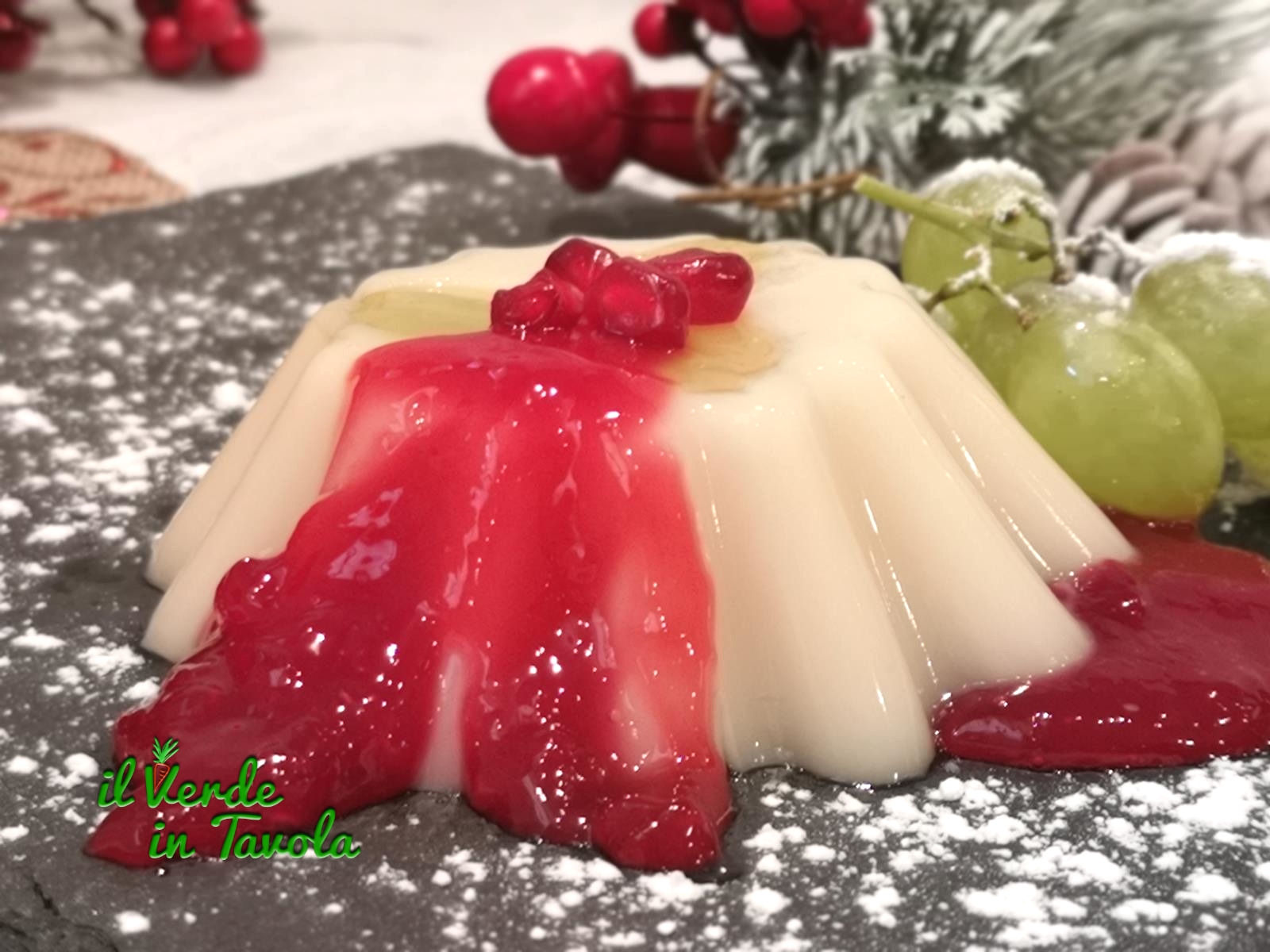 Biancomangiare vegan all’uva con coulis di melagrana la ricetta