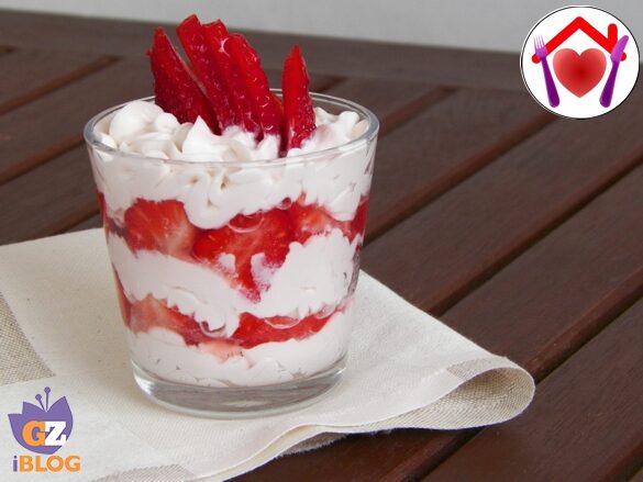 Bicchiere di fragole e cioccolato bianco
