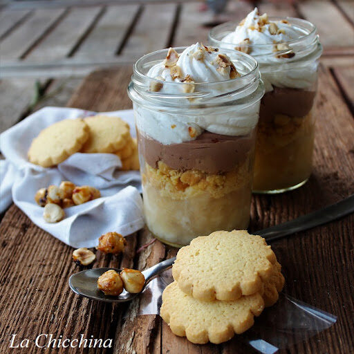 Bicchieri con pere alla cannella, crema al mascarpone e biscotti di riso