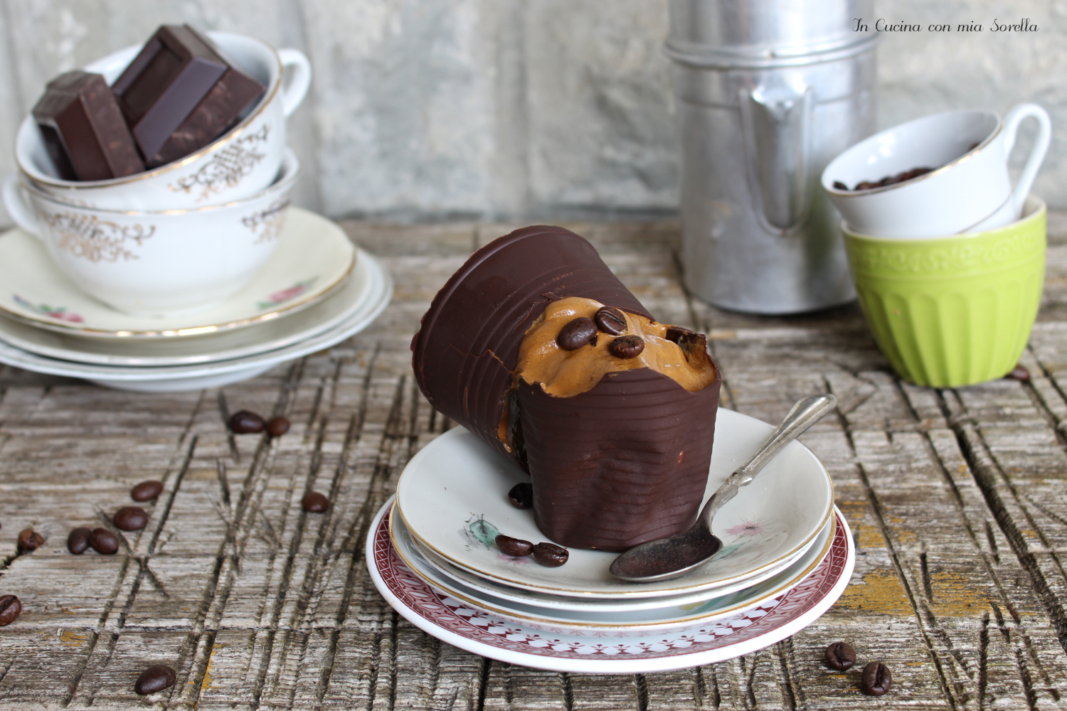 Bicchieri di cioccolato con crema al caffè