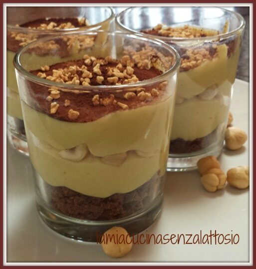 Bicchieri di crema pasticcera e nocciole senza uova senza lattosio