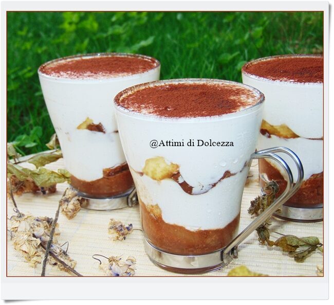 Bicchieri di mousse al mascarpone e yogurt