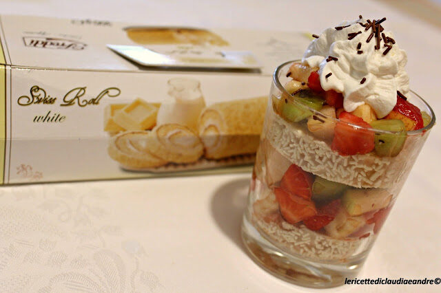 Bicchieri golosi con macedonia di frutta, Roll Swiss White e panna