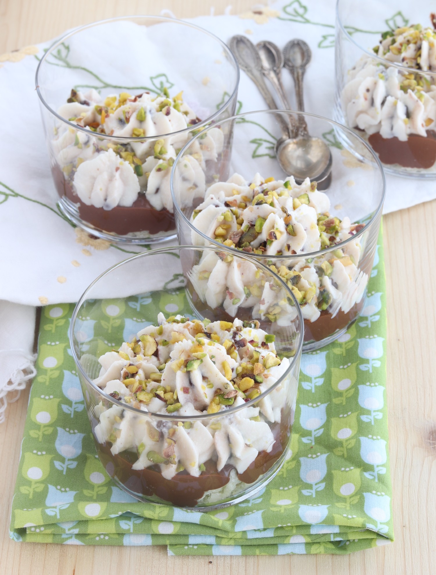 Bicchieri ricotta, nutella e pistacchi