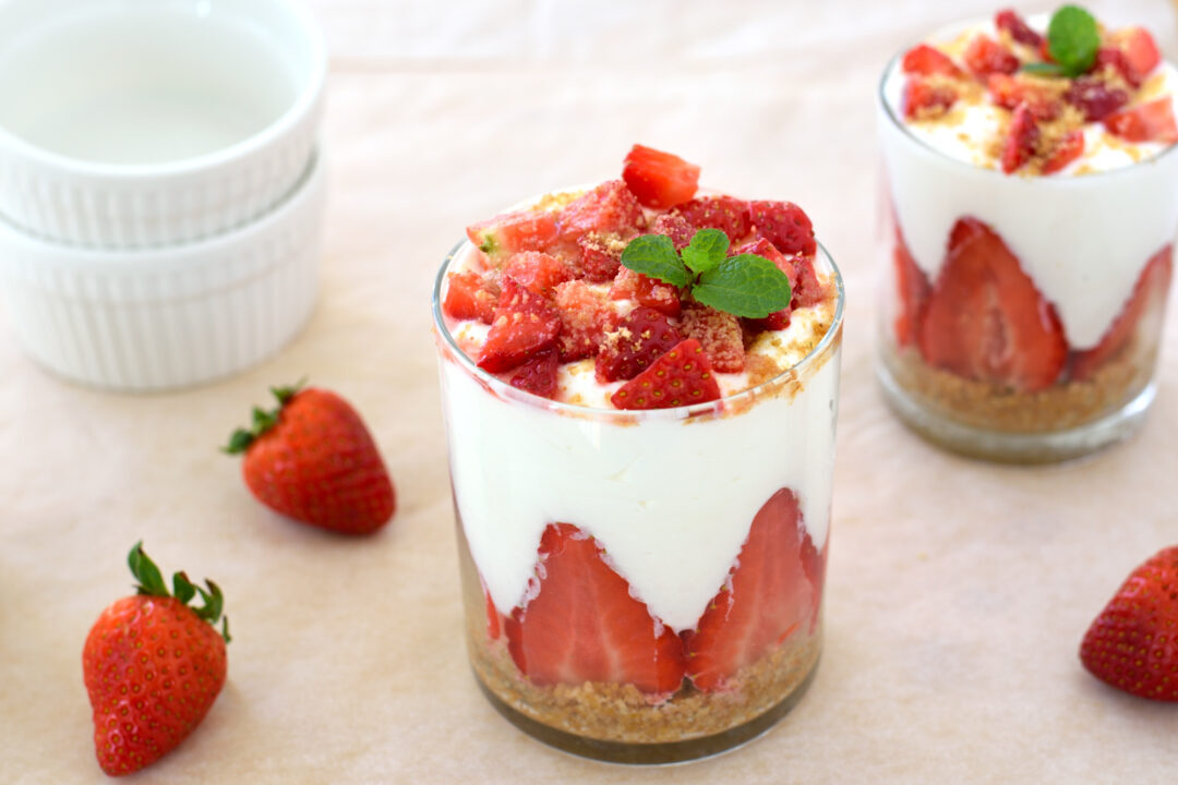 Bicchierini alla crema di panna e ricotta con fragole