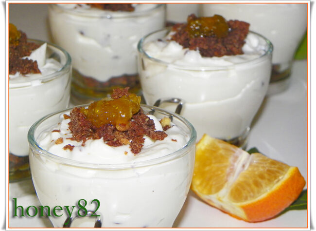 Bicchierini alla mousse di ricotta con gocce di cioccolato