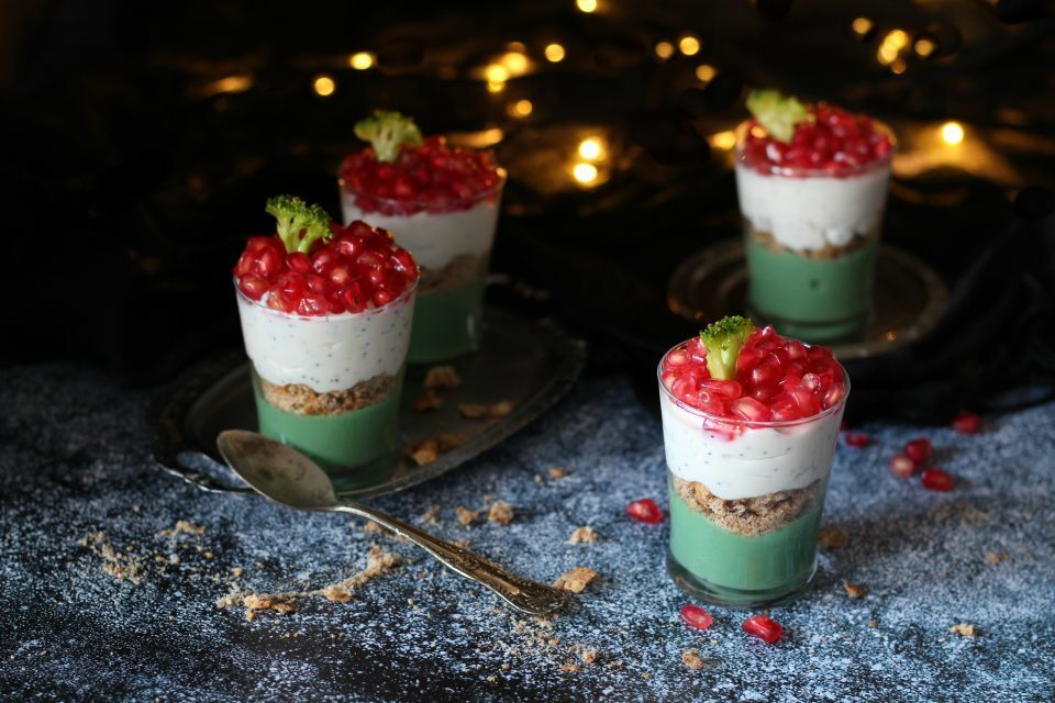 Bicchierini con crema alla spirulina e melagrana