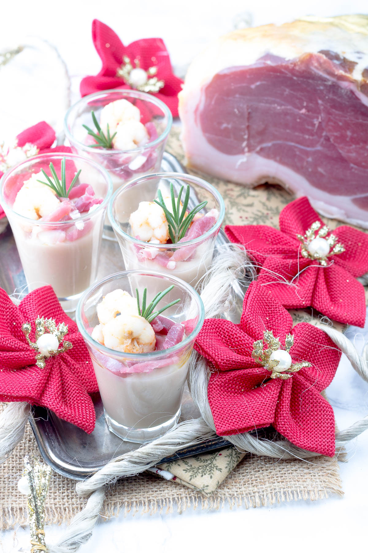 Bicchierini con crema di cannellini, gamberi, prosciutto di modena dop e olio al rosmarino