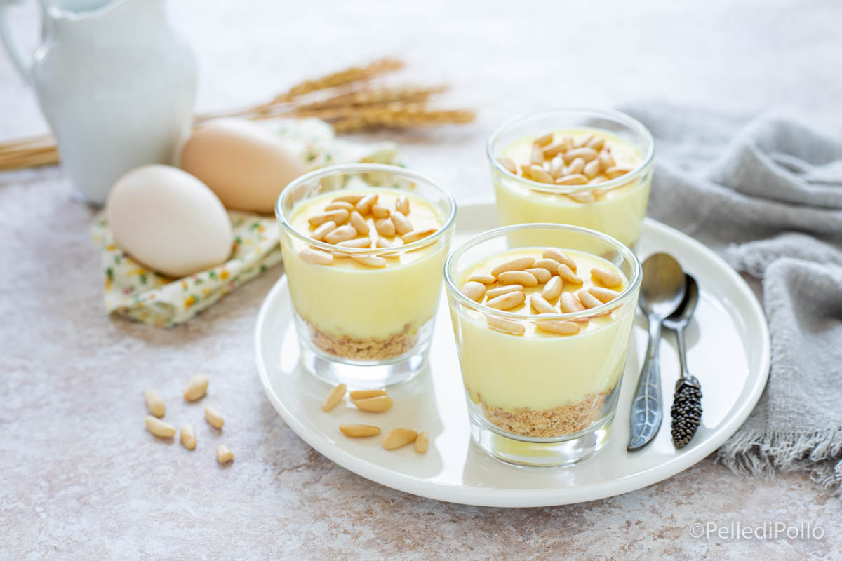 Bicchierini della nonna con crema e pinoli