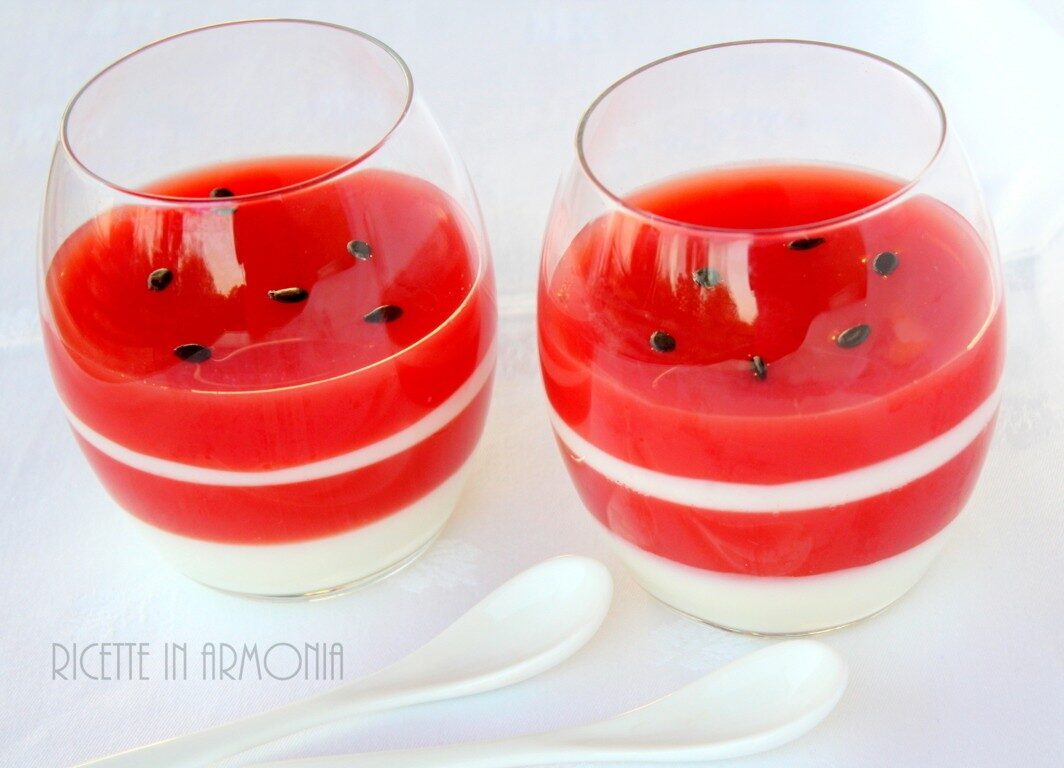 Bicchierini di anguria e yogurt delizioso dessert