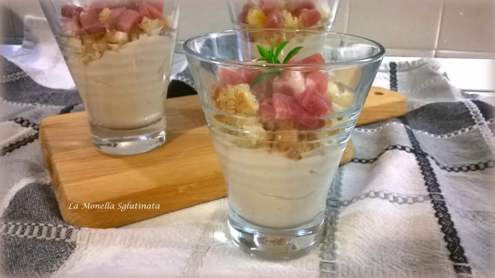 Bicchierini di cannellini, speck e crumble di pane