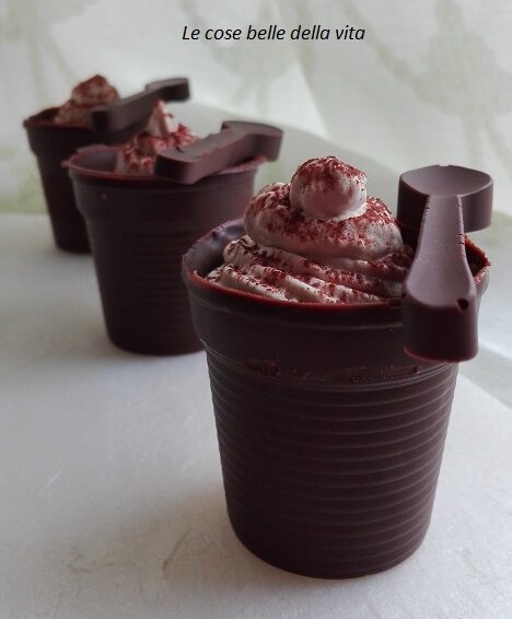 Bicchierini di cioccolato con panna al caffè