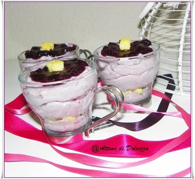 Bicchierini di crema al mascarpone e mirtilli