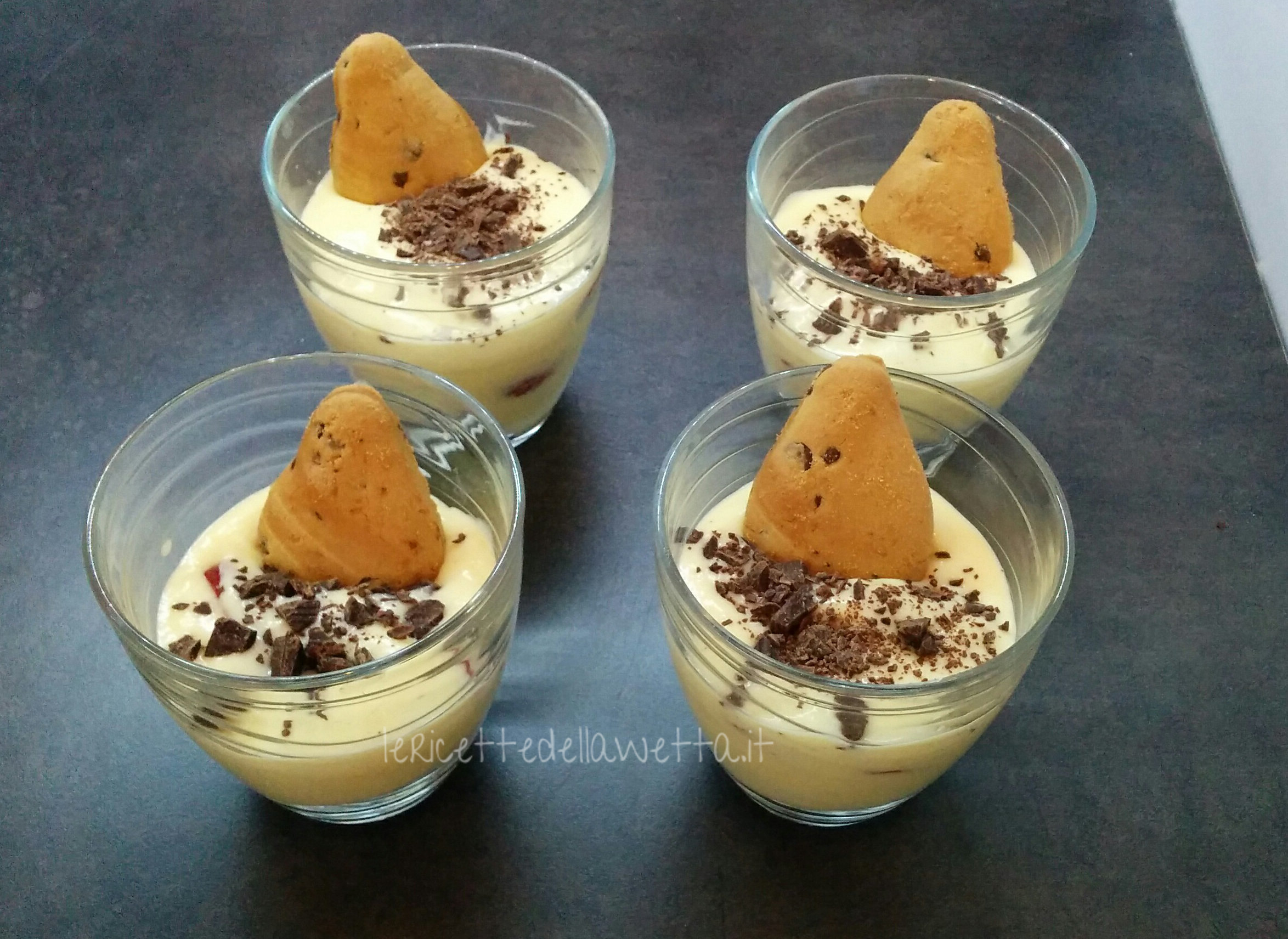 Bicchierini di crema, fragole e cioccolato