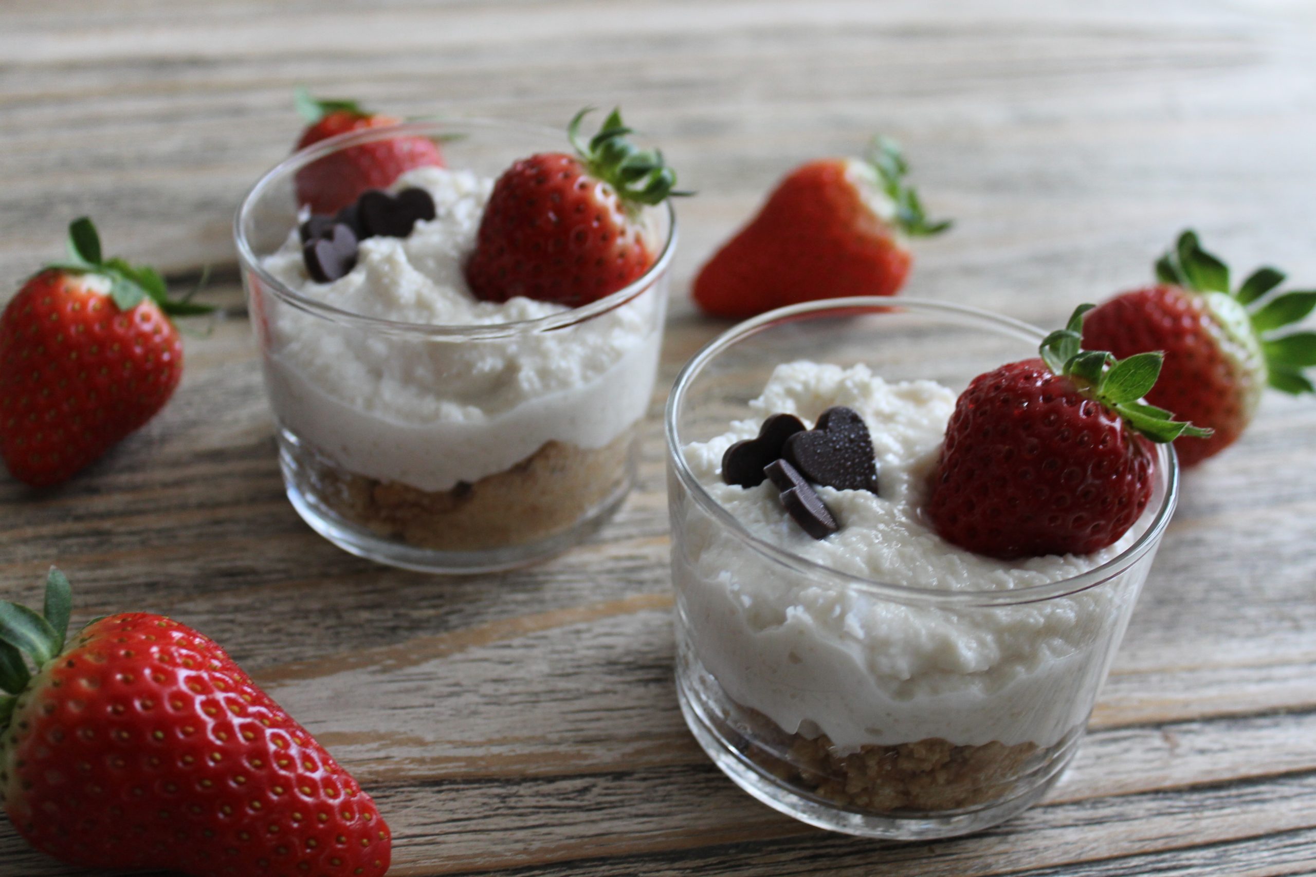 Bicchierini di  fragole, cocco e ricotta