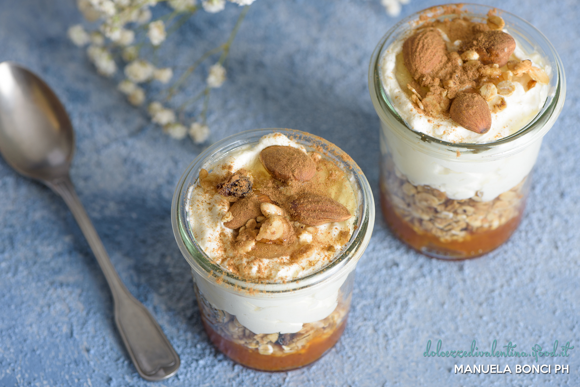 Bicchierini di granola, con mousse e marmellata di albicocche