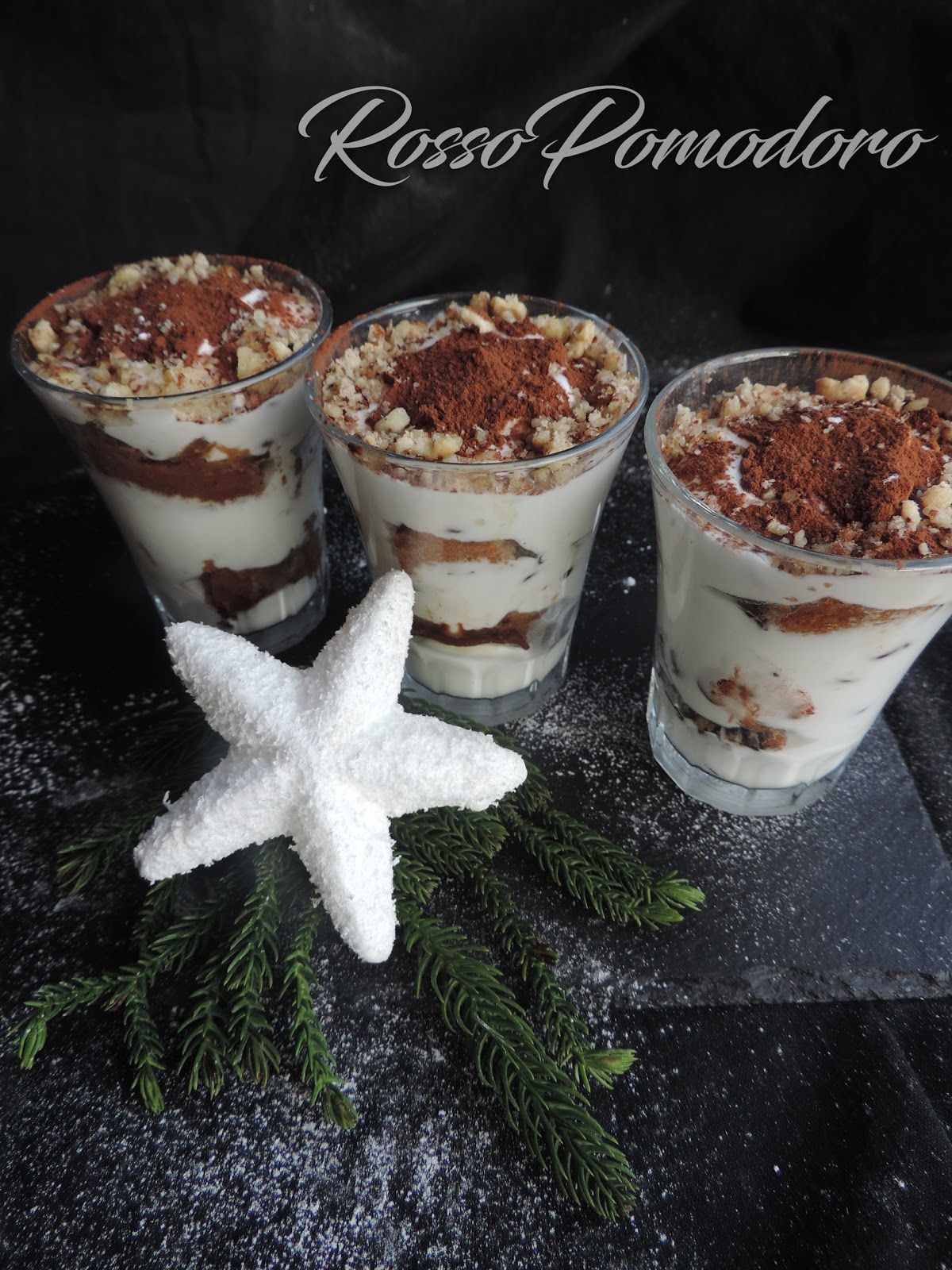 Bicchierini di tiramisù con yogurt greco e panna (freddi dolciaria)