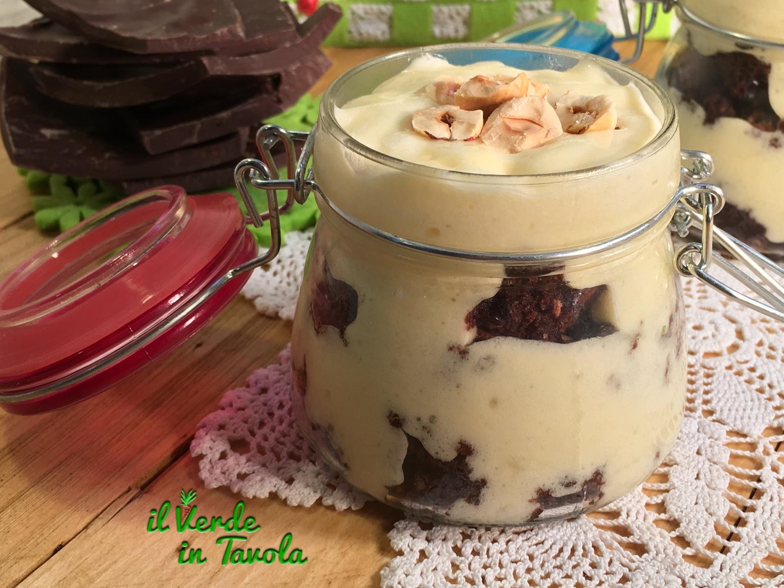Bicchierini di tiramisù muu muu, con cioccolato e nocciole