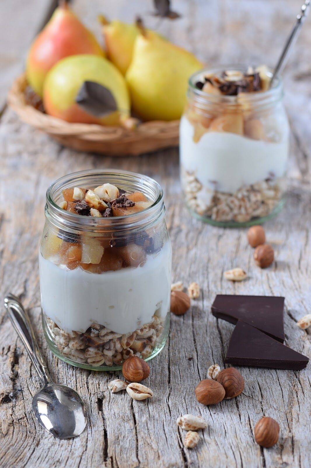 Bicchierini di yogurt e farro soffiato con pere e cioccolato