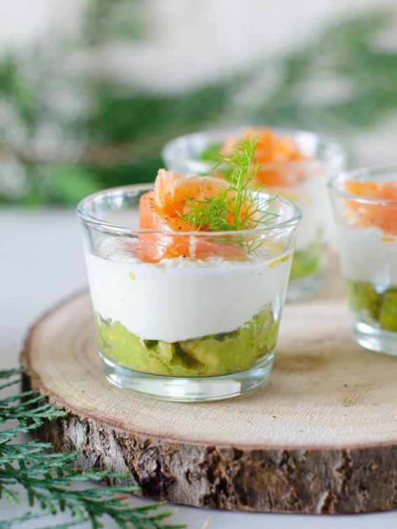 Bicchierini finger food con crema di avocado burrata del caseificio deliziosa e salmone.