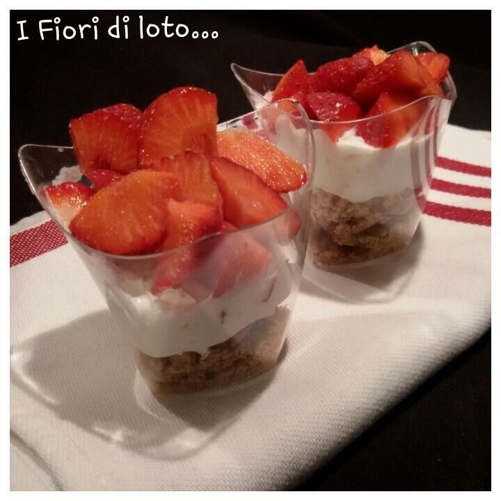 Bicchierini panna e fragole