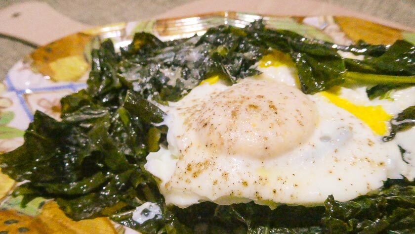 Bieta erbetta con uovo fritto in padella