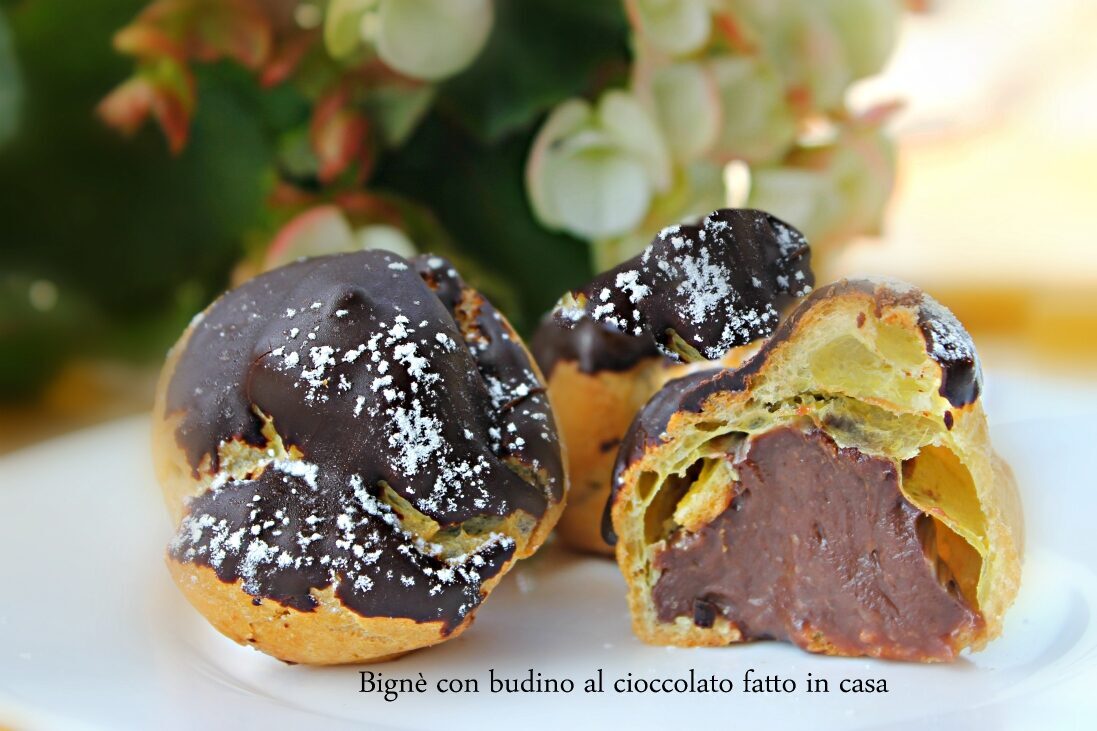 Bignè al cioccolato con budino fatto in casa.
