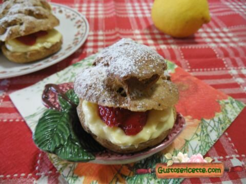 Bignè al pistacchio crema lemon curd e fragole
