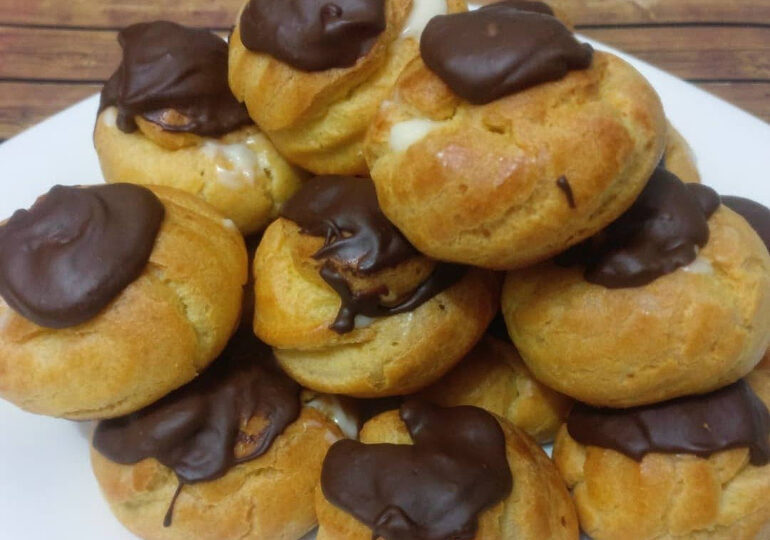 Bignè alla crema strega con glassa al cioccolato