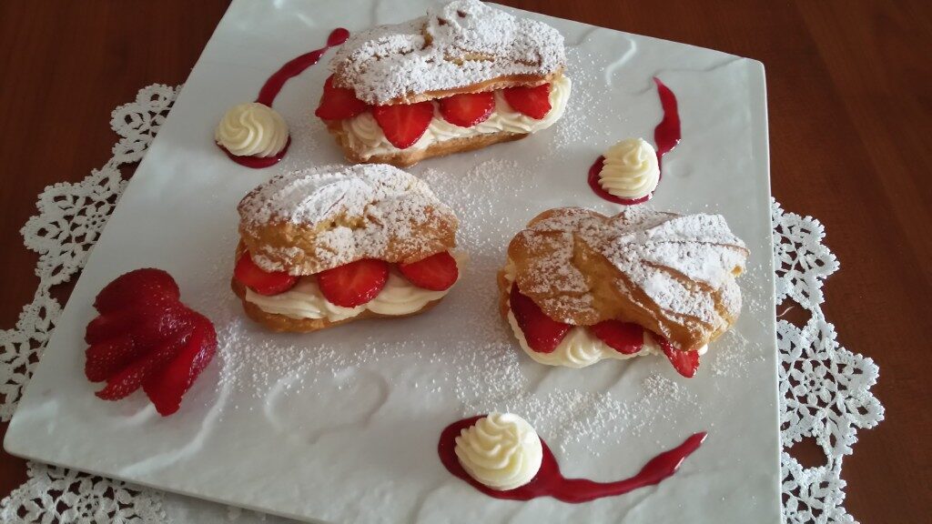 Bignè con crema chantilly e fragole