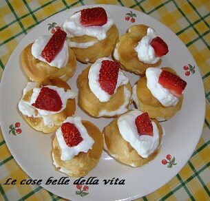 Bignè con la panna e fragole